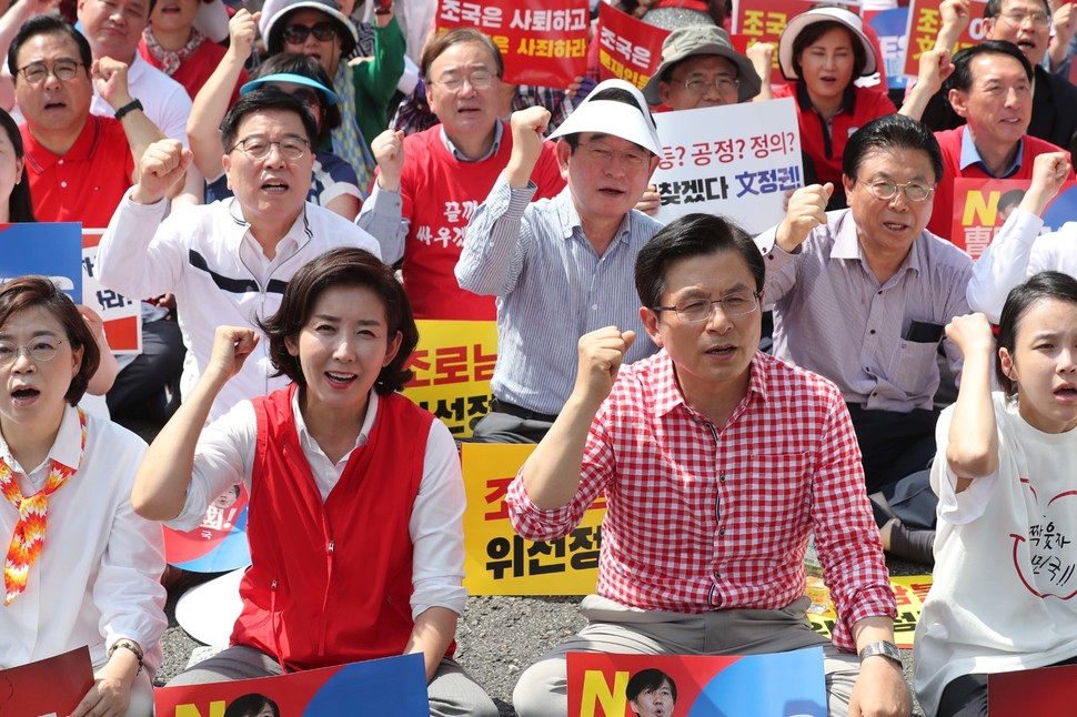 황교안 자유한국당 대표(맨 앞줄 왼쪽 셋째)와 나경원 원내대표(왼쪽 둘째)를 비롯한 당원들이 31일 오후 서울 종로구 사직공원 앞에서 열린 문재인 정권 규탄 장외집회에서 조국 법무부 장관 후보자의 사퇴를 촉구하며 구호를 외치고 있다. 백소아 기자 thanks@hani.co.kr