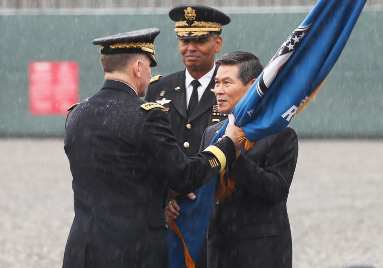 정경두 국방부 장관이 8일 오전 경기도 평택시 캠프 험프리스 바커 필드에서 열린 한미연합사령관 이취임식에서 빈센트 브룩스 대장이 전달한 연합사 깃발을 신임 로버트 에이브럼스 사령관에게 전달하고 있다. 연합뉴스