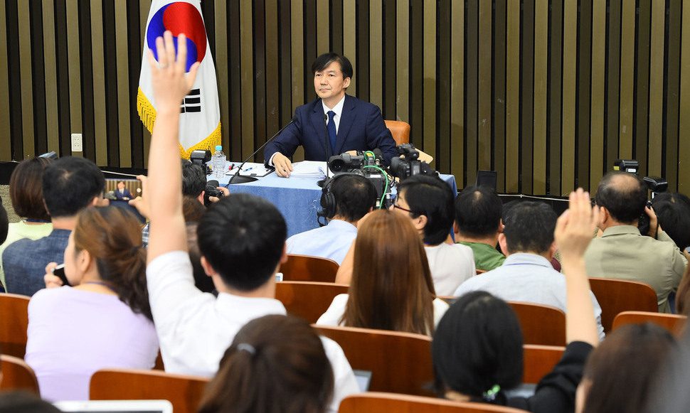 조국 ‘10시간40여분’ 밤샘 기자간담회…딸 특혜·사모펀드 의혹 부인