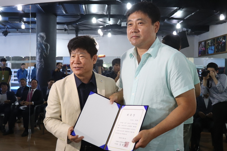 김경성(왼쪽) 남북체육교류협회 이사장이 양준혁(오른쪽) 전 프로야구 선수에게 남북 스포츠교류 종합센터 추진위원 위촉장을 건네고 있다.