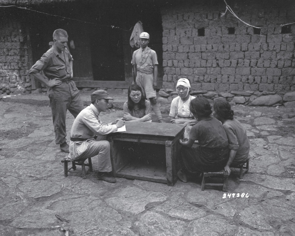 1944년 9월 일본군 점령지였던 중국 윈난성 쑹산을 탈환한 미·중 연합군이 일본군 ‘위안부’로 있던 한국 인 여성 등을 상대로 조사를 벌이고 있다. 정진성 서울대 교수 연구팀 제공
