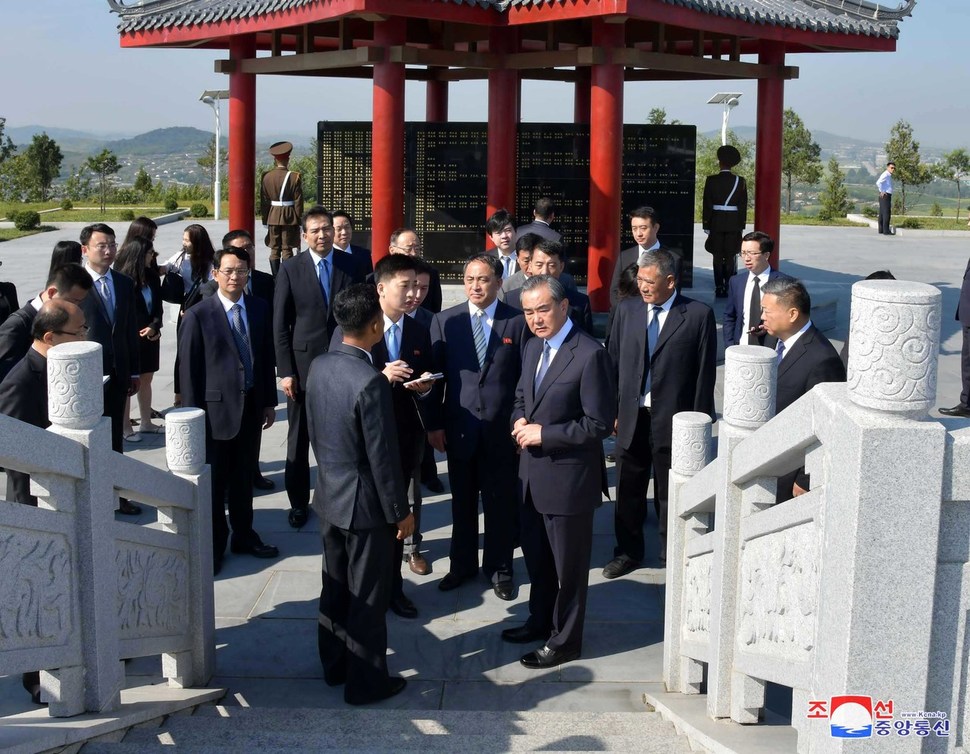 왕이 중국 외교담당 국무위원 겸 외교부장 일행이 3일 한국전쟁에 참전한 중국인민지원군 전사자들의 유해가 묻힌 안주시 중국인민지원군열사능원을 방문했다고 <조선중앙통신>이 5일 관련 사진을 공개했다. 조선중앙통신 연합뉴스