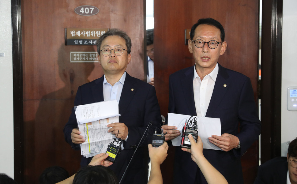 국회 법제사법위원회 송기헌 더불어민주당 간사(왼쪽)와 김도읍 자유한국당 간사가 5일 조국 법무부 장관 후보자에 대한 청문회에 11명의 증인을 채택하기로 합의했다고 발표하고 있다. 강창광 기자 chang@hani.co.kr