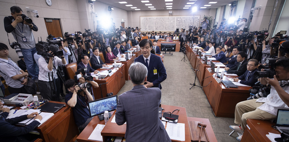 조국 법무부 장관 후보자가 6일 국회에서 열린 인사청문회에 출석, 증인선서를 마친 후 선언문을 여상규 법사위원장에게 전달하고 있다. 사진공동취재단