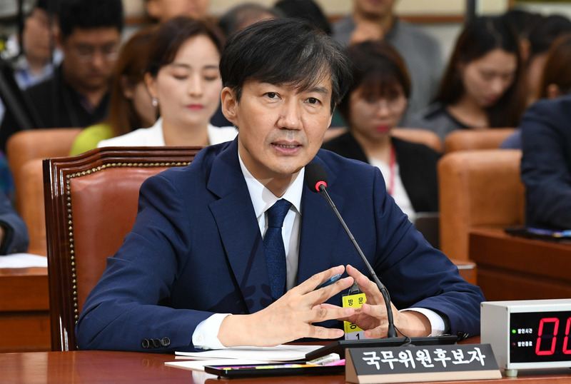 조국 법무부 장관 후보자가 6일 오전 열린 국회 법사위 인사청문회에서 질의에 답변하고 있다.  연합뉴스