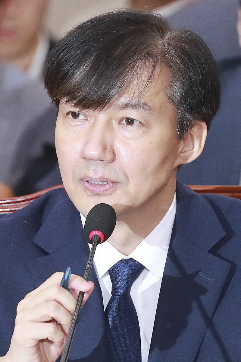 조국 법무부 장관 후보자가 6일 오전 국회에서 열린 법사위 인사청문회에서 의원들 질문에 답하고 있다. 연합뉴스