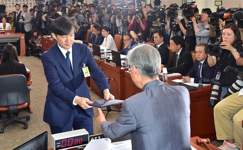 조국 법무부 장관 후보자가 6일 오전 열린 국회 법사위 인사청문회에서 여상규 법사위원장에게 선서문을 제출하고 있다.  연합뉴스