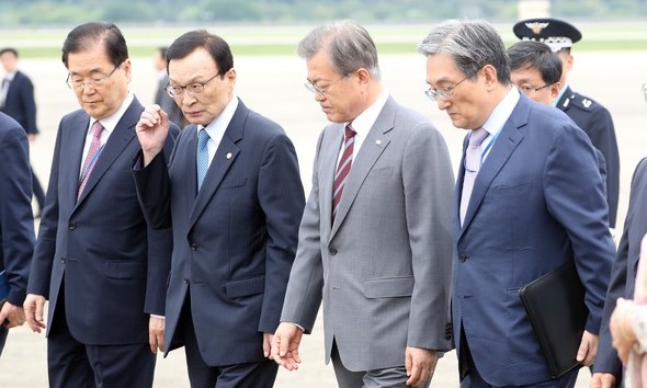 ‘링링’ 우회해 귀국한 문 대통령, ‘조국 태풍’을 마주하다