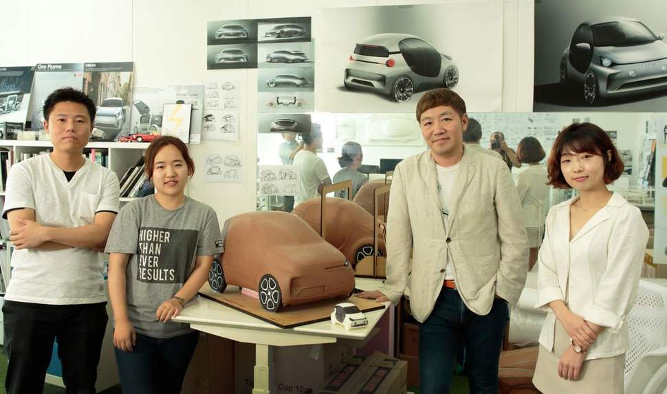 2인승 초소형 전기차 ‘어반’의 디자인 팀. 왼쪽부터 구교휘·박초은 연구원, 정연우 교수, 한가을 연구원.