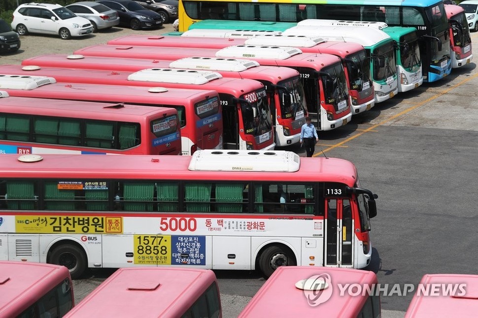 경기도가 다음달 부터 오전 6시30분 이전에 버스를 타는 승객에게 요금을 할인해주는 ‘조조할인’을 전면 시행한다. <연합뉴스>