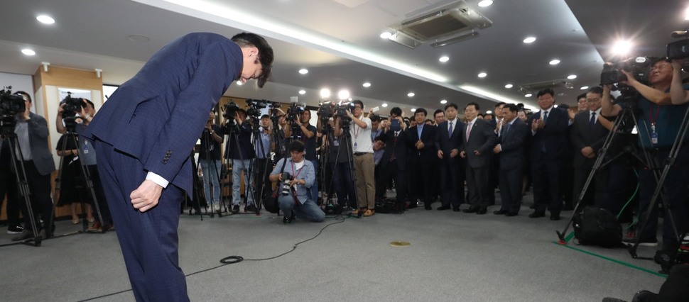 조국 신임 법부무 장관이 9일 오후 정부과천청사 법무부 대회의실에서 열린 취임식에서 인사하고 있다. 과천/박종식 기자