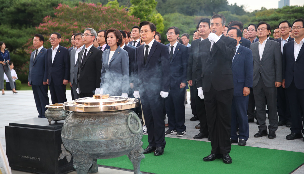 자유한국당 황교안 대표와 나경원 원내대표 등 의원들이 9일 오후 동작구 국립서울현충원에서 현충탑에 참배하고 있다. 연합뉴스