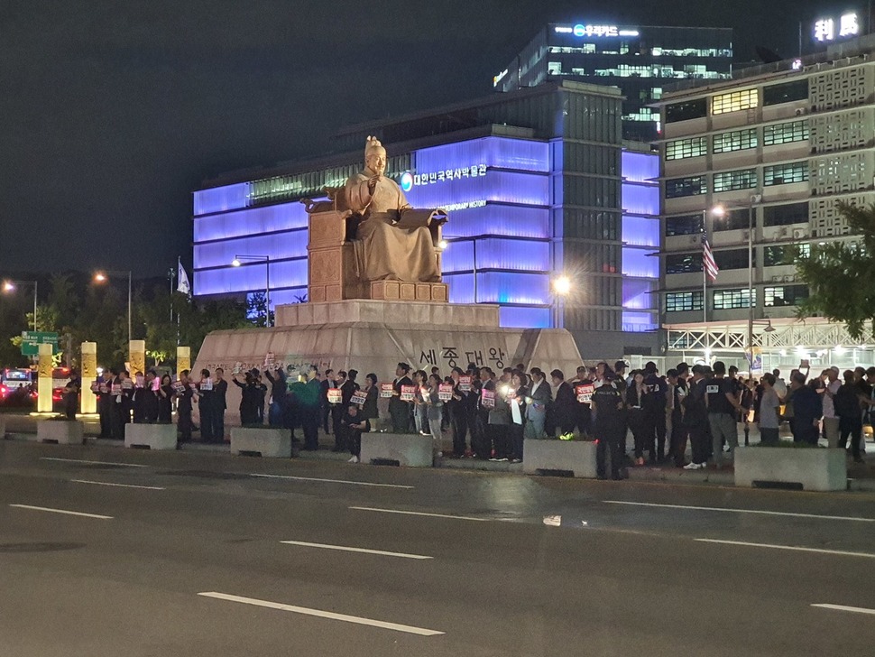 자유한국당 의원들은 9일 광화문광장에서 휴대폰 불빛을 켠 채 피켓 시위를 벌이고 있다. 장나래 기자