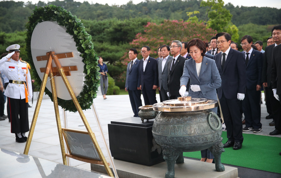 자유한국당 나경원 원내대표가 9일 오후 동작구 국립서울현충원에서 현충탑에 참배, 분향하고 있다. 연합뉴스