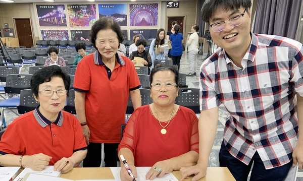 “처음 배운 글자 ‘엄마’ 쓰고 얼마나 울었는지 몰라요”