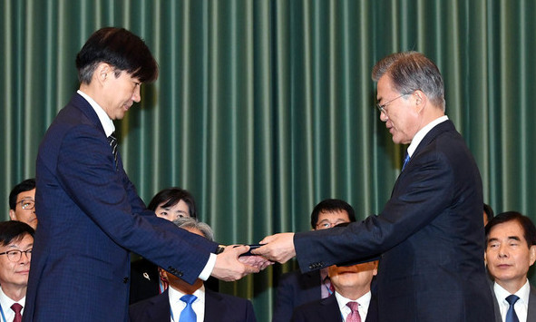 문 대통령, “권력기관 개혁” 절박함 내세워 결국 조국 택했다