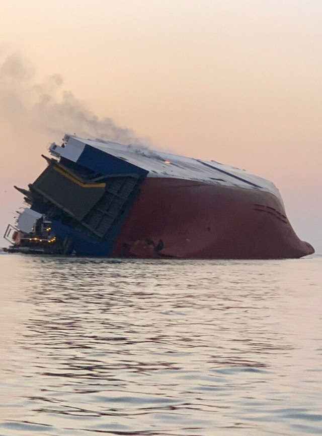 미국 조지아주 해상에서 전도된 차량운반선 ‘골든레이호’. 미국 해안경비대(USCG)는 사고 선박 안에 갇혔던 한국인 선원 4명 전원을 구조했다고 9일(현지시각) 밝혔다. 미 해안경비대 트위터 갈무리