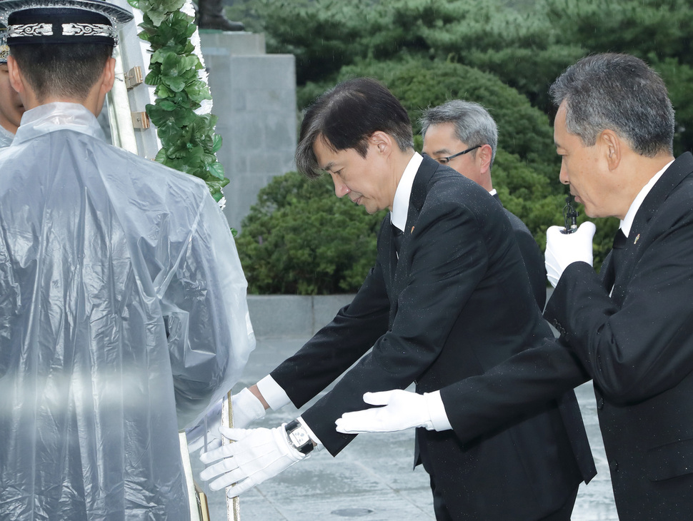 조국 신임 법무부 장관이 10일 오전 서울 동작구 국립서울현충원을 찾아 현충탑에 헌화하고 있다. 법무부 제공