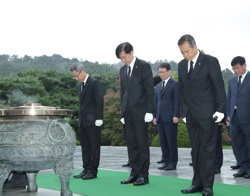 조국 신임 법무부 장관이 10일 오전 서울 동작구 국립서울현충원을 찾아 현충탑에 묵념하고 있다. 법무부 제공