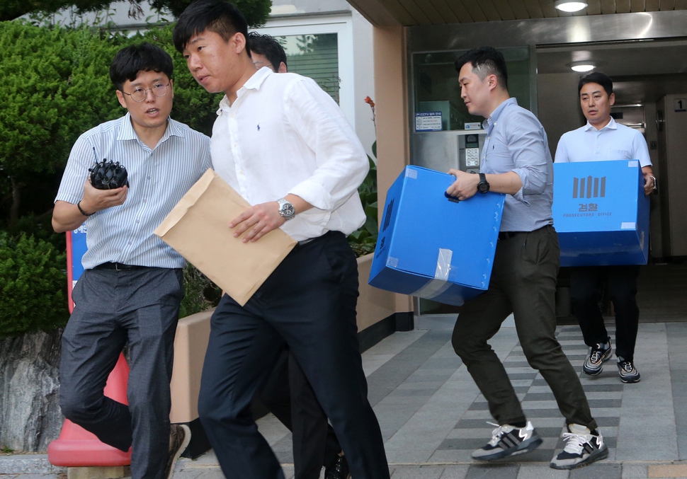 조국 법무부 장관 관련 의혹을 수사 중인 검찰 수사관 등이 10일 오후 조 장관의 전 제수씨 집인 부산 해운대구의 한 아파트를 압수수색한 뒤 돌아가고 있다. 연합뉴스