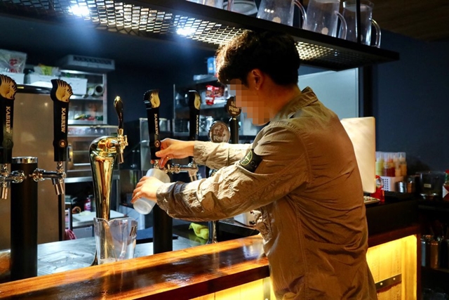 현수는 친구와 함께 맥줏집을 차렸다. 언젠가 자기만의 가게를 낼 계획이다. 현수 제공