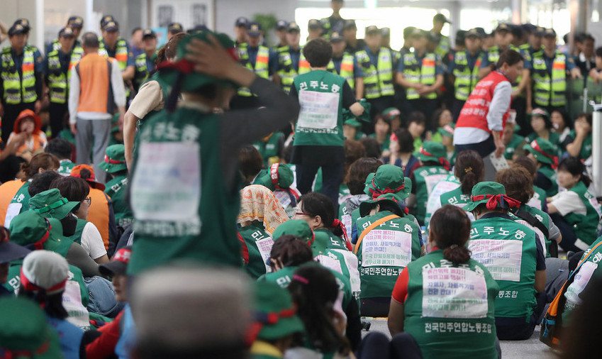 도로공사 본사 점거 노동자 9명 연행…노동계 “전체 직접고용 이행하라”