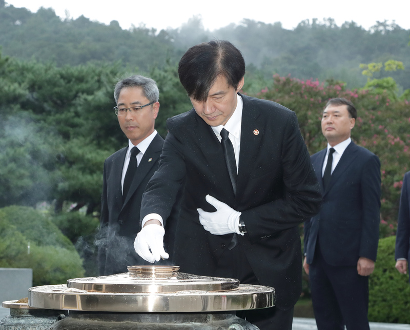 조국 신임 법무부 장관이 지난 10일 오전 서울 동작구 국립서울현충원을 찾아 현충탑에 분향하고 있다. 연합뉴스