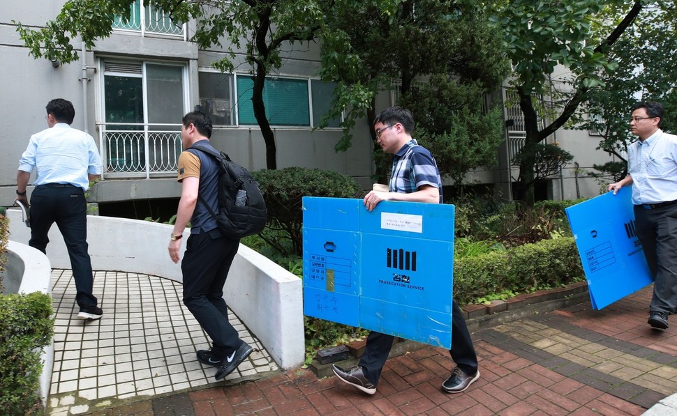 조국 법무부 장관 일가 의혹을 수사하는 검찰 관계자들이 지난 10일 이른바 ‘조국 가족펀드’의 투자처인 가로등점멸기 제조업체 웰스씨앤티 최아무개 대표의 자택을 압수수색 하기 위해 아파트로 향하고 있다. 연합뉴스