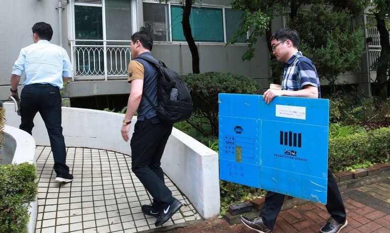 검찰, ‘조국 가족펀드’ 5촌 조카 인천공항서 체포…횡령 혐의