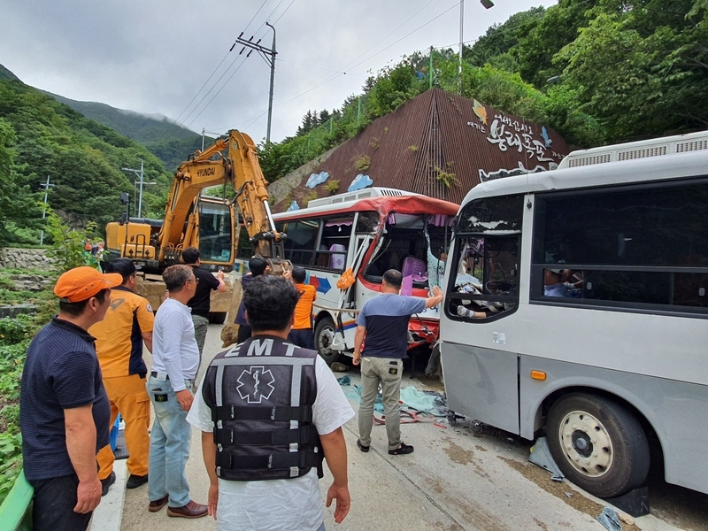 14일 오후 경북 울릉군 울릉읍 도동리 도로에서 정면충돌한 관광버스 앞 부분이 심하게 부서져있다. 경북소방본부 제공