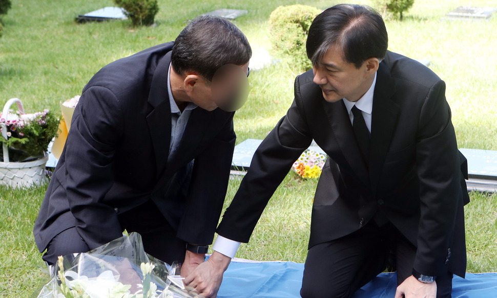고 김홍영 검사 묘소 찾은 조국 “비극 되풀이 않겠다” 