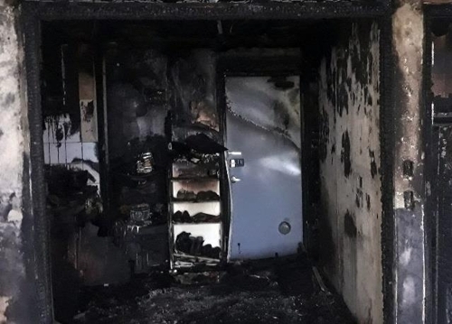 지난 13일 오후 11시30분께 청주 서원구 개신동의 한 아파트 9층 사는 어머니의 집에 들어가 라이터를 사용해 불을 지른 40대가 경찰에 붙잡혔다. 충북소방봉부 제공