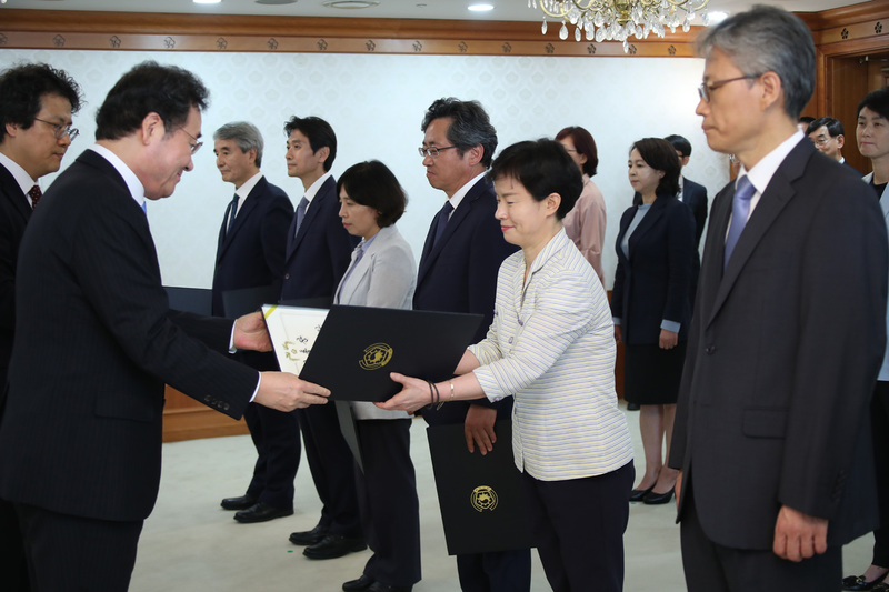 지난달 27일 이낙연 국무총리가 정부서울청사에서 제1기 국가물관리위원회 소속 민간위원들에게 위촉장을 주고 있다. 연합뉴스