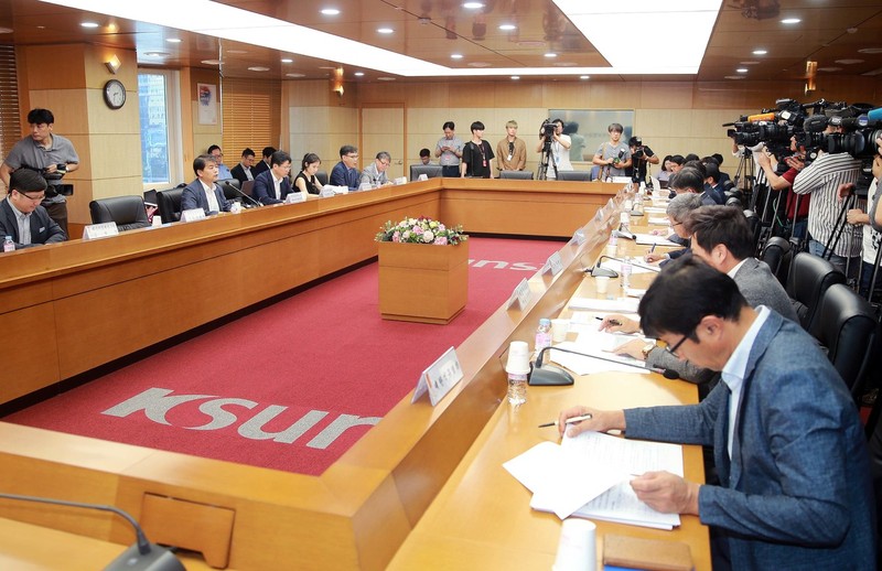 산업통상자원부와 석유공사, 에스케이(SK)에너지·지에스(GS)칼텍스·에쓰오일·현대오일뱅크·석유협회 등 업계, 에너지경제연구원은 16일 오후 서울 종로구 무역보험공사에서 주영준 산업부 에너지자원실장을 주재로 수급 및 유가 동향을 점검했다.  산업부 제공