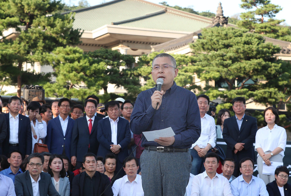 황교안 자유한국당 대표가 16일 오후 청와대 분수대 앞에서 `문재인 정권의 헌정유린 중단과 조국 법무부 장관 파면을 촉구'하며 삭발을 한 뒤 발언하고 있다. 강창광 기자 chang@hani.co.kr