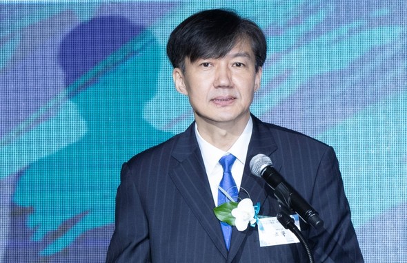 축사하는 조국 장관조국 법무부 장관이 16일 오전 서울 여의도 콘래드 호텔에서 열린 전자증권제도 시행 기념식에서 축사를 하고 있다. 서울/연합뉴스 축사하는 조국 장관조국 법무부 장관이 16일 오전 서울 여의도 콘래드 호텔에서 열린 전자증권제도 시행 기념식에서 축사를 하고 있다. 서울/연합뉴스