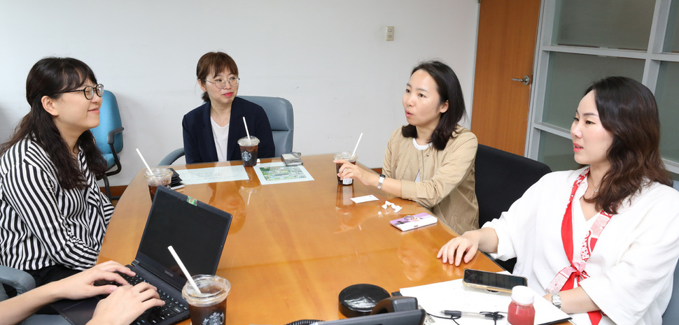 안희정 전 충남지사 성폭력 사건 피해자인 김지은씨 대리인단으로 활동했던 김두나(왼쪽부터), 문은영, 정혜선, 서혜진 변호사가 11일 오후 서울 서초구 한 빌딩에서 재판 과정에서의 소회 등을 밝히고 있다. 백소아 기자 thanks@hani.co.kr