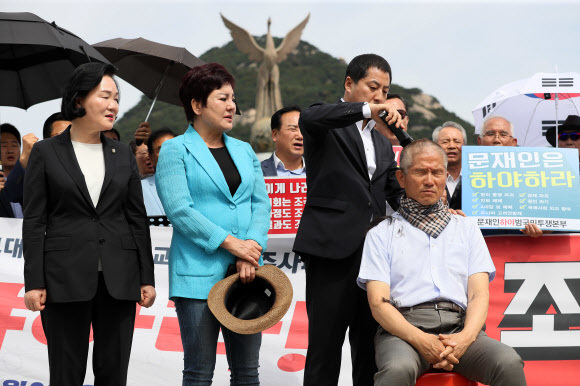 김문수 전 경기도지사가 17일 오전 청와대 분수대 앞에서 삭발식을 하고 있다. 연합뉴스