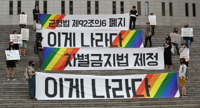 한국여성민우회와 한국여성단체연합, 한국여성의전화 회원들이 2017년 5월25일 오전 서울 세종로 세종문화회관 계단에서 군형법 92조의6 폐지와 차별금지법 제정, 장준규 당시 육군참모총장 해임을 촉구하는 시위를 벌이고 있다. 김정효 기자 hyopd@hani.co.kr