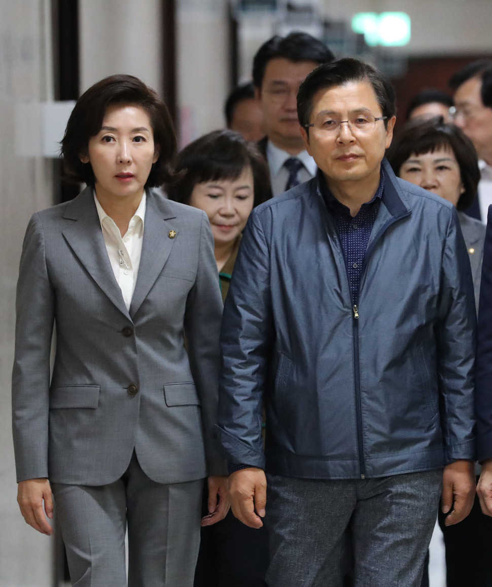 자유한국당 황교안 대표와 나경원 원내대표가 16일 국회에서 열린 최고위원회의에 들어서고 있다. 연합뉴스