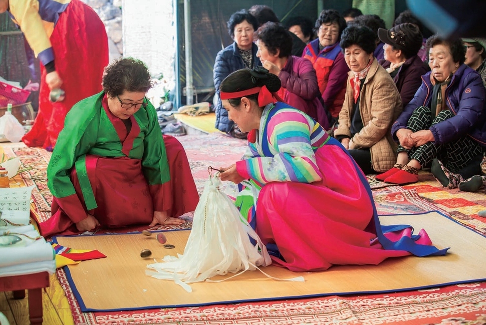 무사 안녕을 비는 잠수굿을 하는 심방(무당)과 남원리 해녀들.