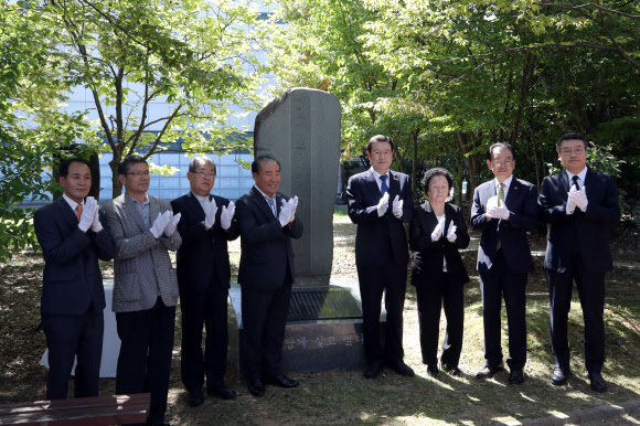 표정두 열사 추모사업회는 18일 광주 서구 5·18기념공원에서 ‘표정두 열사 정신계승비’ 이전식을 열었다. 연합뉴스