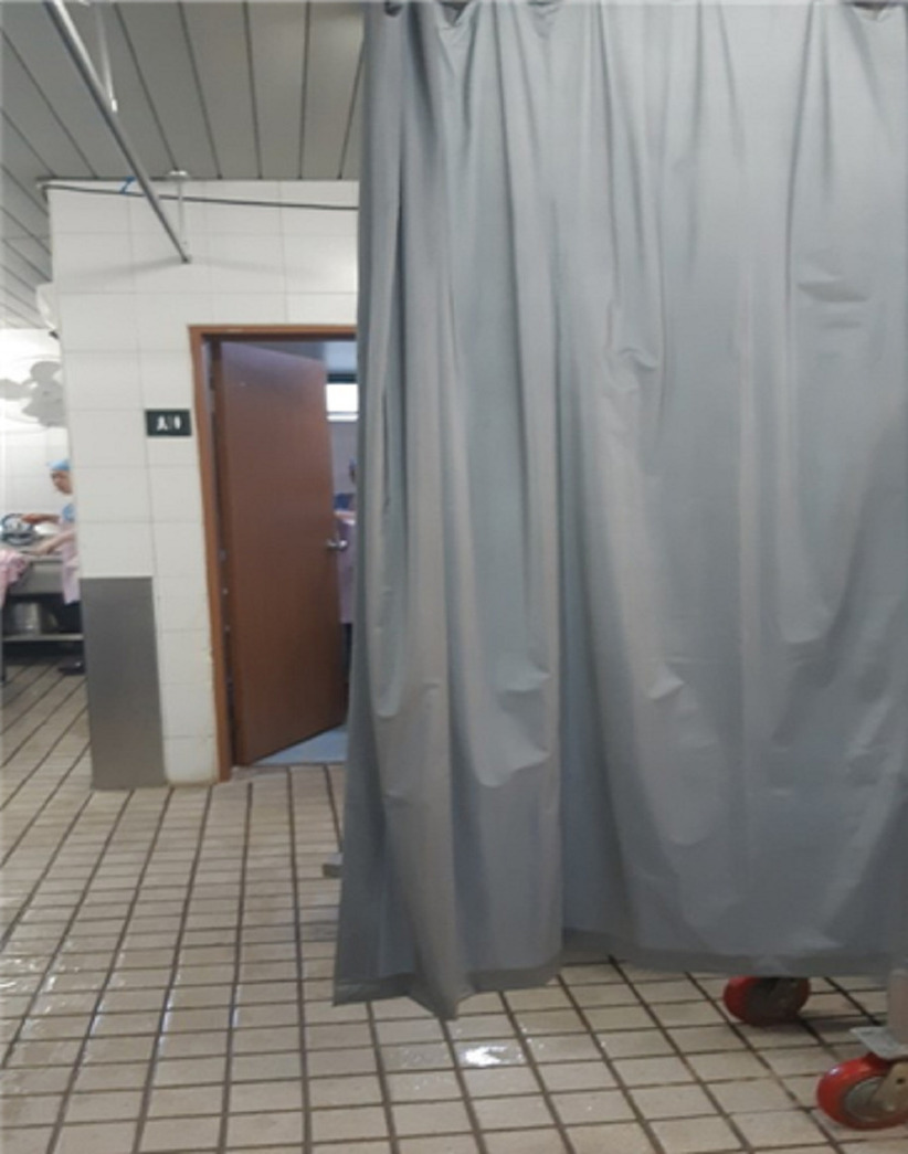 서울대 식당 주방 한 쪽에 걸린 간이 샤워커튼. 노동자들은 고열에 노출되는 조리 업무 특성상 배식이 끝난 뒤 꼭 샤워를 해야 하지만 샤워 시설이 부족하다고 호소한다. 노조 제공