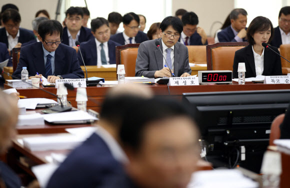 19일 오후 서울 여의도 국회에서 열린 국방위원회의 ‘병역거부자 대체복무 관련 법률안에 대한 공청회’에서 독고순 한국국방연구원 부원장(맨 오른쪽)이 발언하고 있다. 연합뉴스