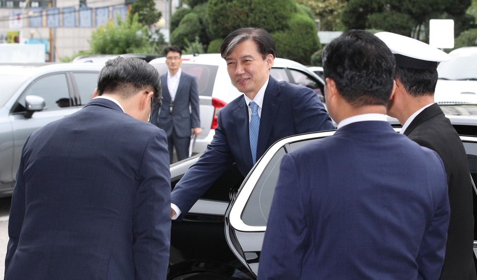 조국 법무부 장관이 20일 경기도 의정부시 의정부지방검찰청에 검사와의 대화를 위해 방문, 구본선 의정부지검장(왼쪽)의 안내를 받고 있다. 의정부/김봉규 선임기자