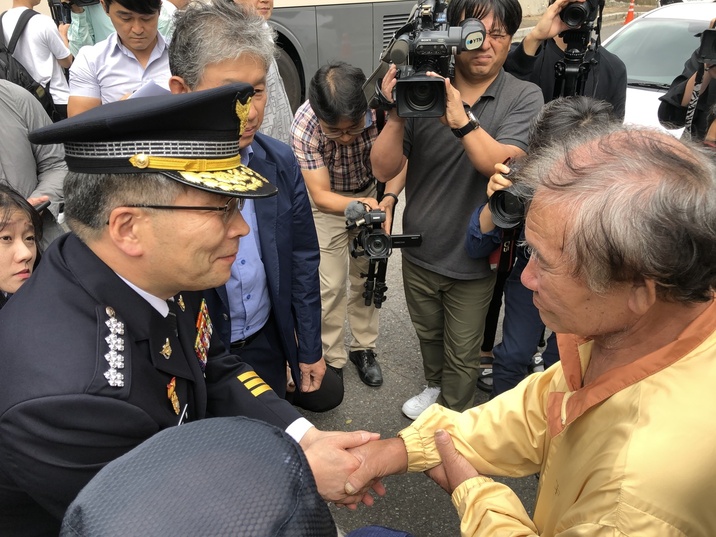 민갑룡 경찰청장이 20일 오후 대구 와룡산 등산로 입구인 달서구 새방로7길에서 개구리소년 사건 유가족을 위로하고 있다. 중앙일간지 대구경북 기자단