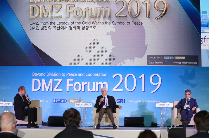 ‘DMZ 포럼 2019’에서 ‘한반도 비핵화 전망과 과제’를 놓고 문정인 대통령 통일외교안보 특보와 조셉 윤 전 미국 국무부 대북정책 특별대표, 지그프리드 해커 교수(왼쪽부터)가 토론을 하고 있다.