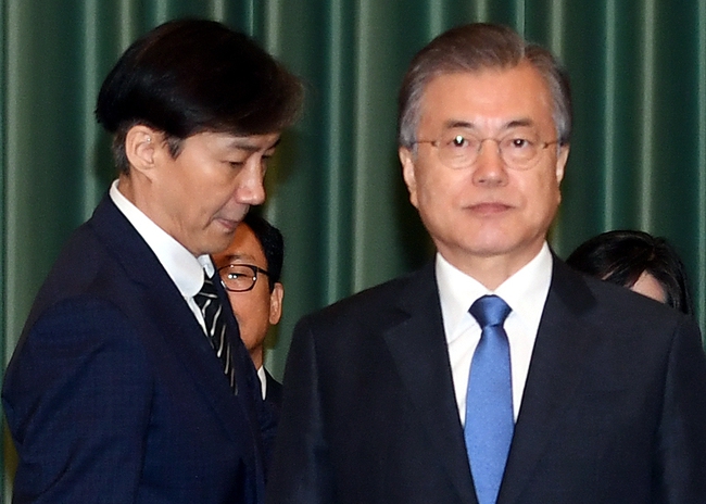 문재인 대통령이 지난 9일 청와대에서 조국 신임 법무부 장관 등에게 임명장을 수여한 뒤 기념사진을 찍고 있다. 청와대 사진기자단