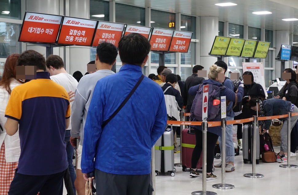 제주국제공항에는 22일 오전 태풍의 영향으로 항공편이 결항된 가운데 관광객과 도민들이 대기표를 받기 위해 기다리고 있다. 허호준 기자