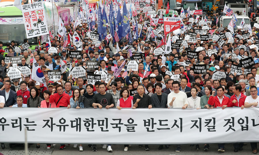 자유한국당 황교안 대표와 나경원 원내대표가 21일 오후 서울 광화문 세종문화회관에서 열린 ‘문재인 정권 헌정 유린 중단과 “검찰 개혁” 위선자 조국 파면 촉구’ 대규모 장외집회를 마친 뒤 참가자들과 함께 청와대 방향으로 행진하고 있다. 연합뉴스